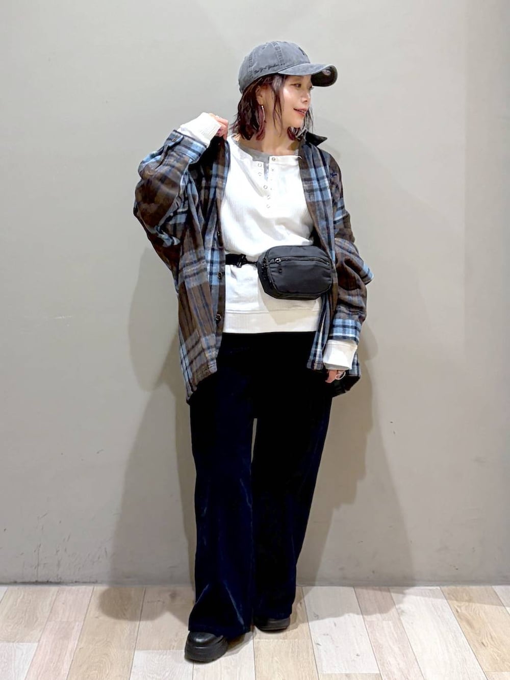 ブルー系のその他パンツ、ブラック系のブーツ、ホワイト系のTシャツ/カットソーを着用したレディースの秋コーディネートの4枚目の写真