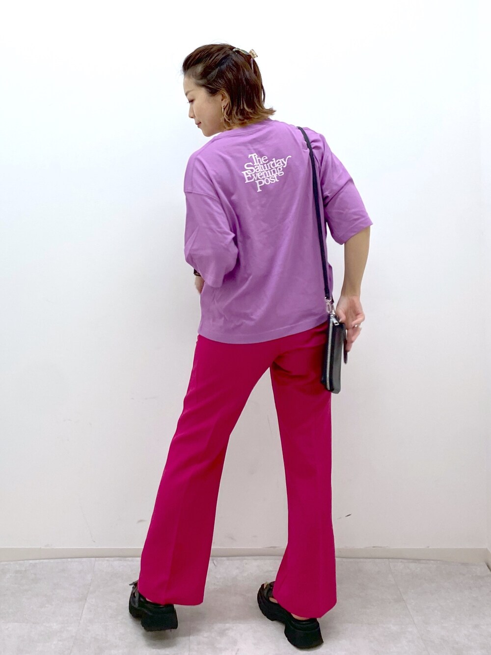 ブラック系のシャツ/ブラウス、ブラック系のサンダル、ブラック系のショルダーバッグを着用したレディースの夏コーディネートの3枚目の写真