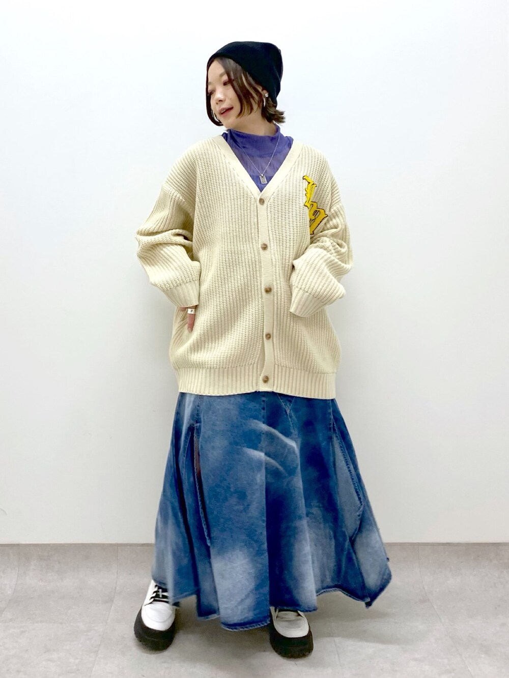 ブルー系のスカート、ホワイト系のトップス、パープル系のトップスを着用したレディースの春コーディネートの5枚目の写真