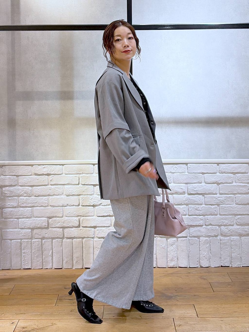 ピンク系のハンドバッグ、グレー系のスウェットパンツ、ブラック系のサンダルを着用したレディースの春コーディネートの7枚目の写真