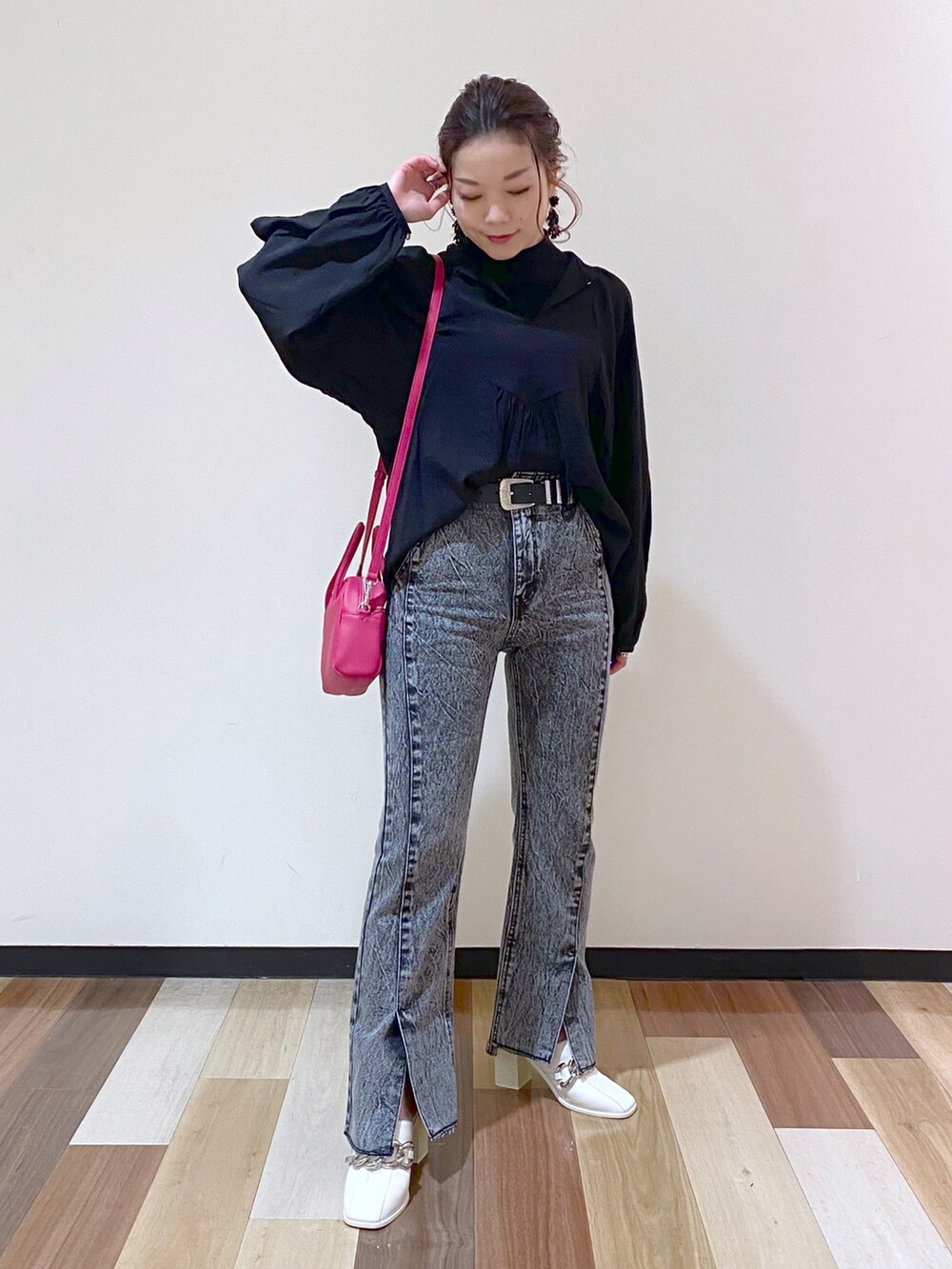 ブラック系のデニムパンツ、ホワイト系のサンダル、ピンク系のボストンバッグを着用したレディースの冬コーディネートの2枚目の写真