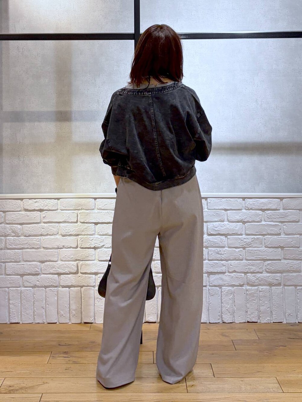 ブラック系のハンドバッグ、ブラック系のサンダル、ブラック系のカーディガン/ボレロを着用したレディースの春コーディネートの6枚目の写真