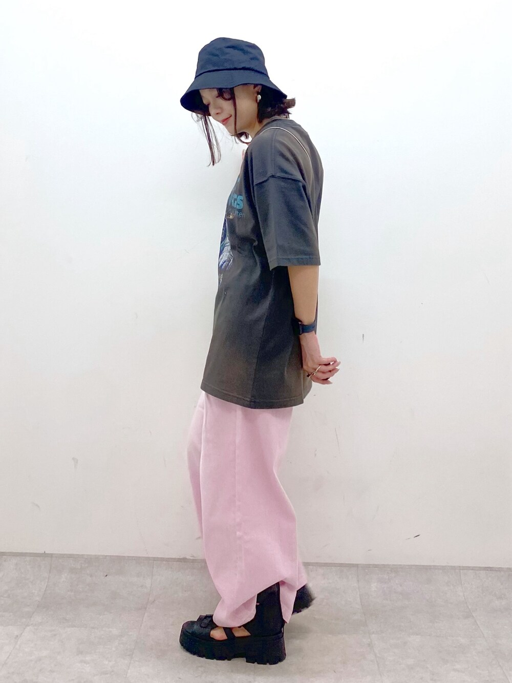 ピンク系のデニムパンツ、ブラック系のサンダル、ブラック系のショルダーバッグを着用したレディースの夏コーディネートの7枚目の写真