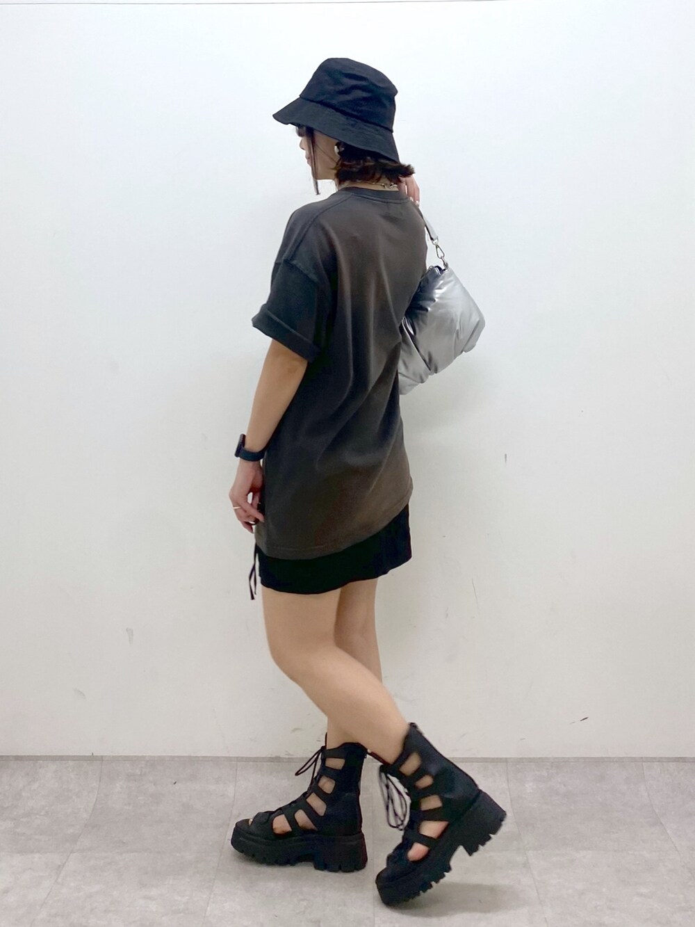 グレー系のTシャツ/カットソー、ブラック系のスカート、ブラック系のサンダルを着用したレディースの夏コーディネートの5枚目の写真