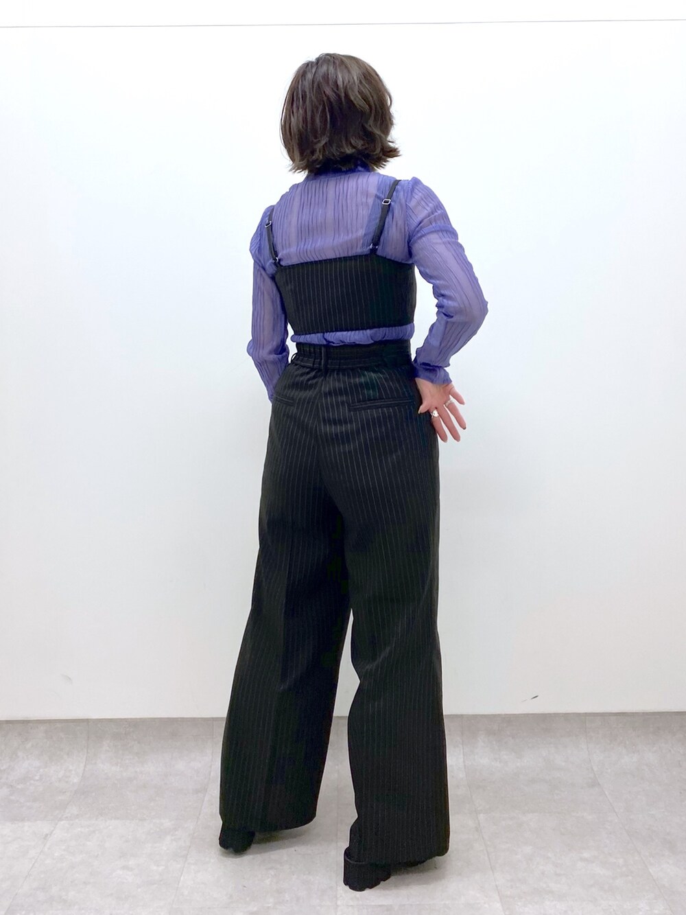 ブラック系のつなぎ/オールインワン、ブラック系のバッグ、ブラック系のローファーを着用したレディースの春コーディネートの4枚目の写真