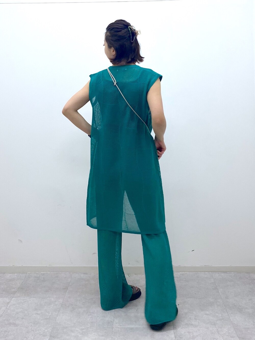 ブルー系のその他パンツ、ブルー系のカーディガン/ボレロ、ブラック系のトップスを着用したレディースの夏コーディネートの4枚目の写真