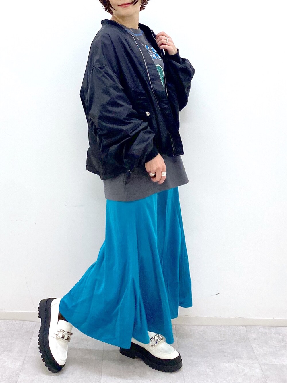 ブラック系のジャケット/アウター、ブラック系のトップス、グリーン系のスカートを着用したレディースの夏コーディネートの4枚目の写真