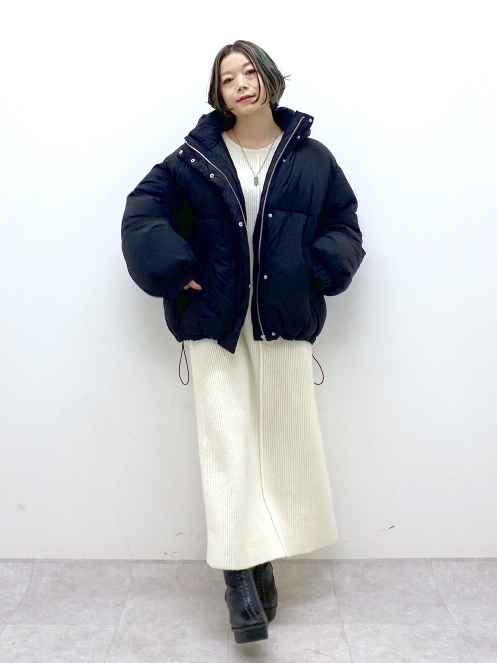 ホワイト系のワンピース/ドレス、ブラック系のジャケット/アウター、ブラック系のブーツを着用したレディースの冬コーディネートの5枚目の写真