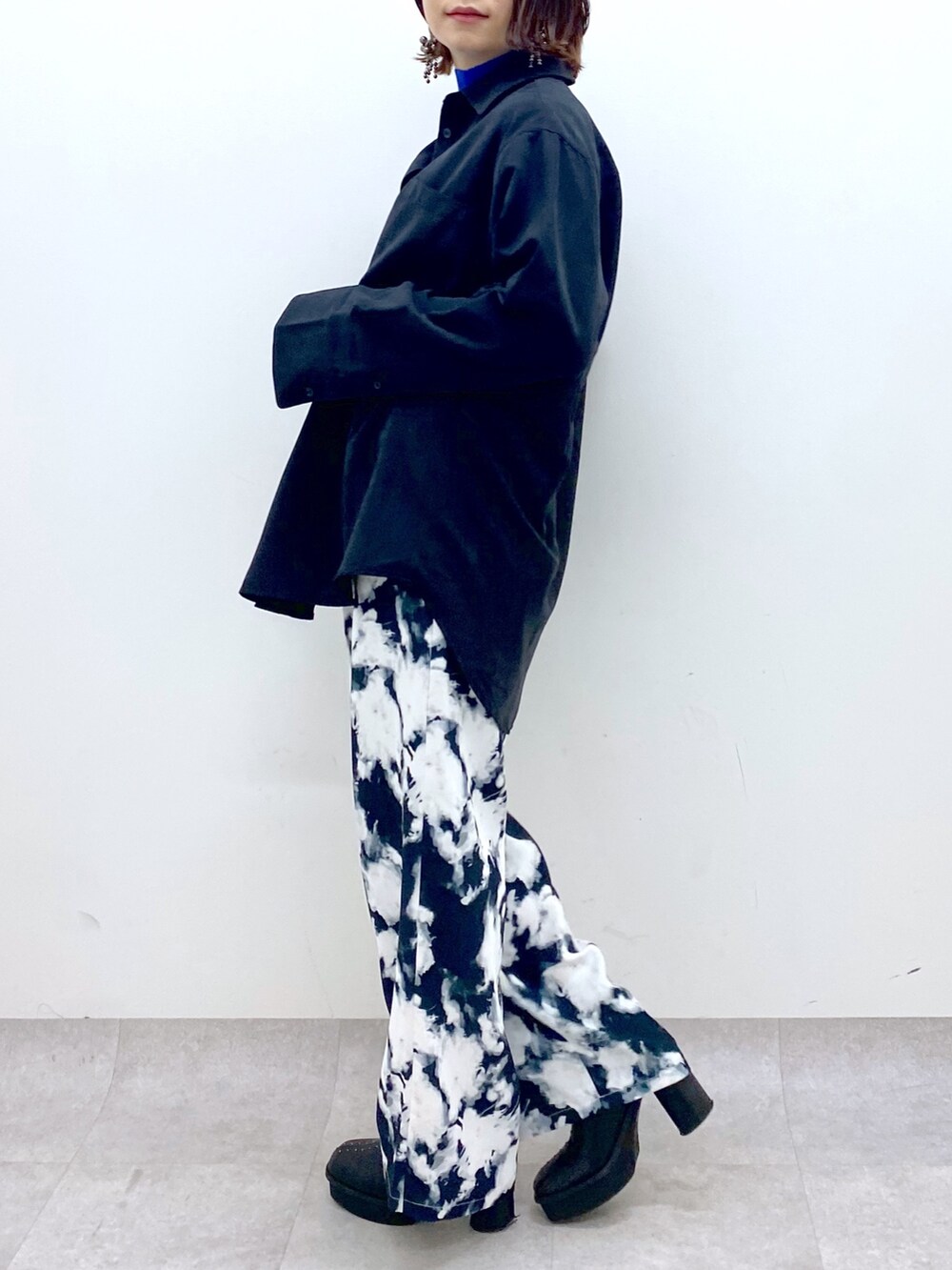 ブラック系のシャツ/ブラウス、ブラック系のバッグ、ブラック系のブーツを着用したレディースの秋コーディネートの5枚目の写真