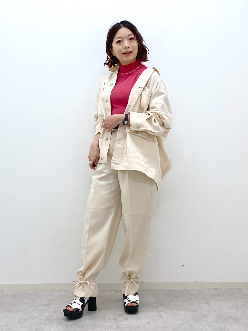 ピンク系のTシャツ/カットソー、ベージュ系のミリタリージャケット、ホワイト系のその他パンツを着用したレディースの春コーディネートの5枚目の写真