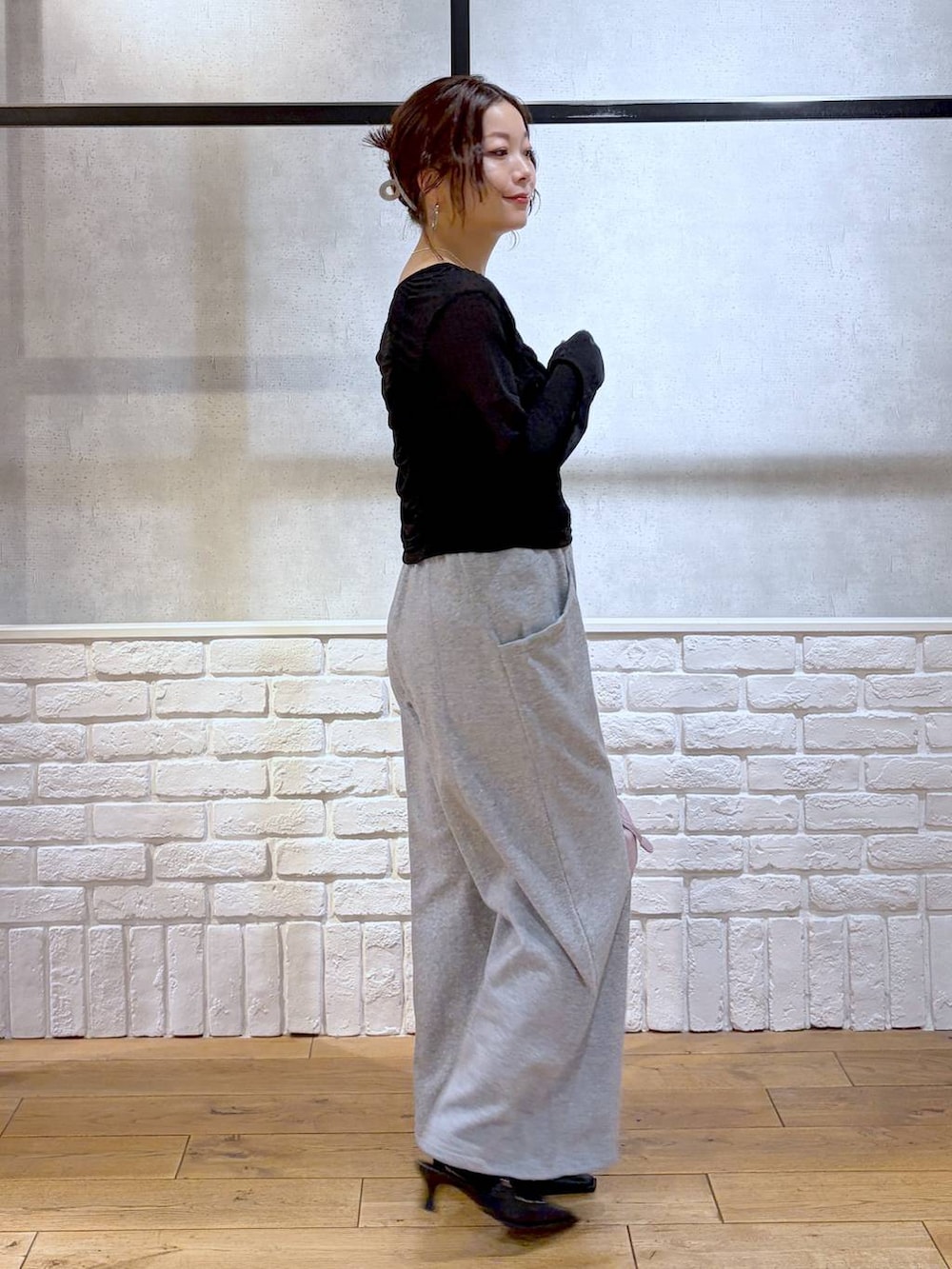 ホワイト系のキャミソール、ピンク系のハンドバッグ、グレー系のスウェットパンツを着用したレディースの春コーディネートの7枚目の写真