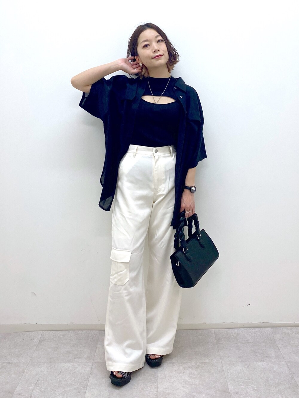 ホワイト系のパンツ、ブラック系のトップス、ブラック系のシャツ/ブラウスを着用したレディースの夏コーディネートの2枚目の写真
