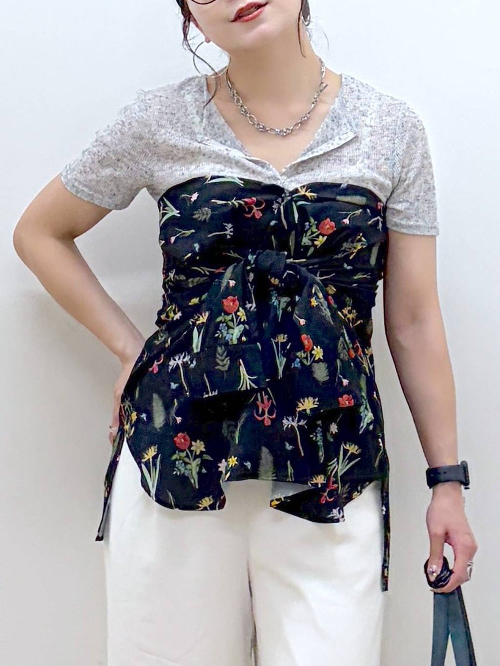 ホワイト系のスラックス、ブラック系のサンダル、グレー系のTシャツ/カットソーを着用したレディースの夏コーディネートの2枚目の写真