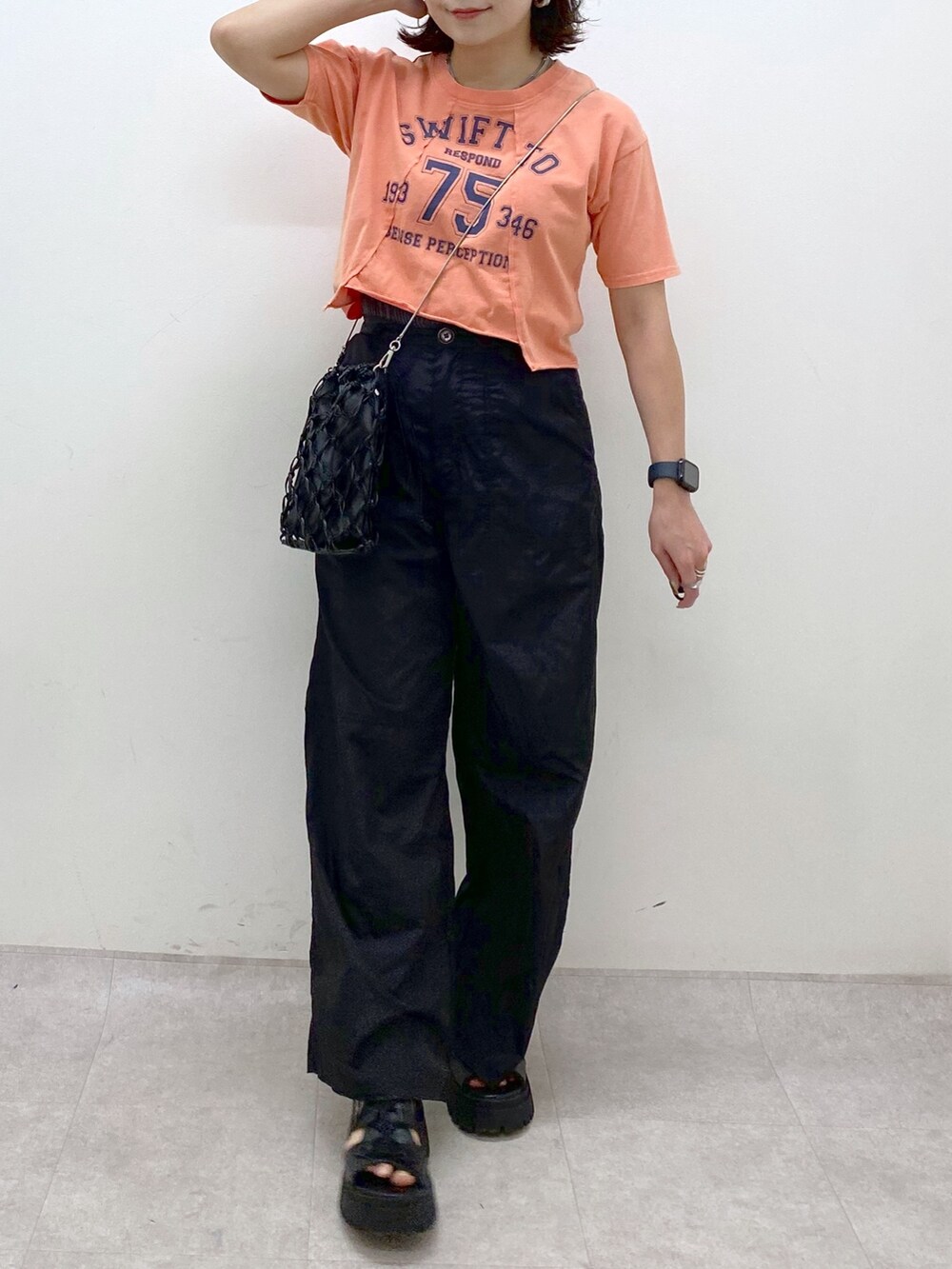 ピンク系のTシャツ/カットソー、グレー系のその他パンツ、ブラック系のサンダルを着用したレディースの春コーディネートの3枚目の写真