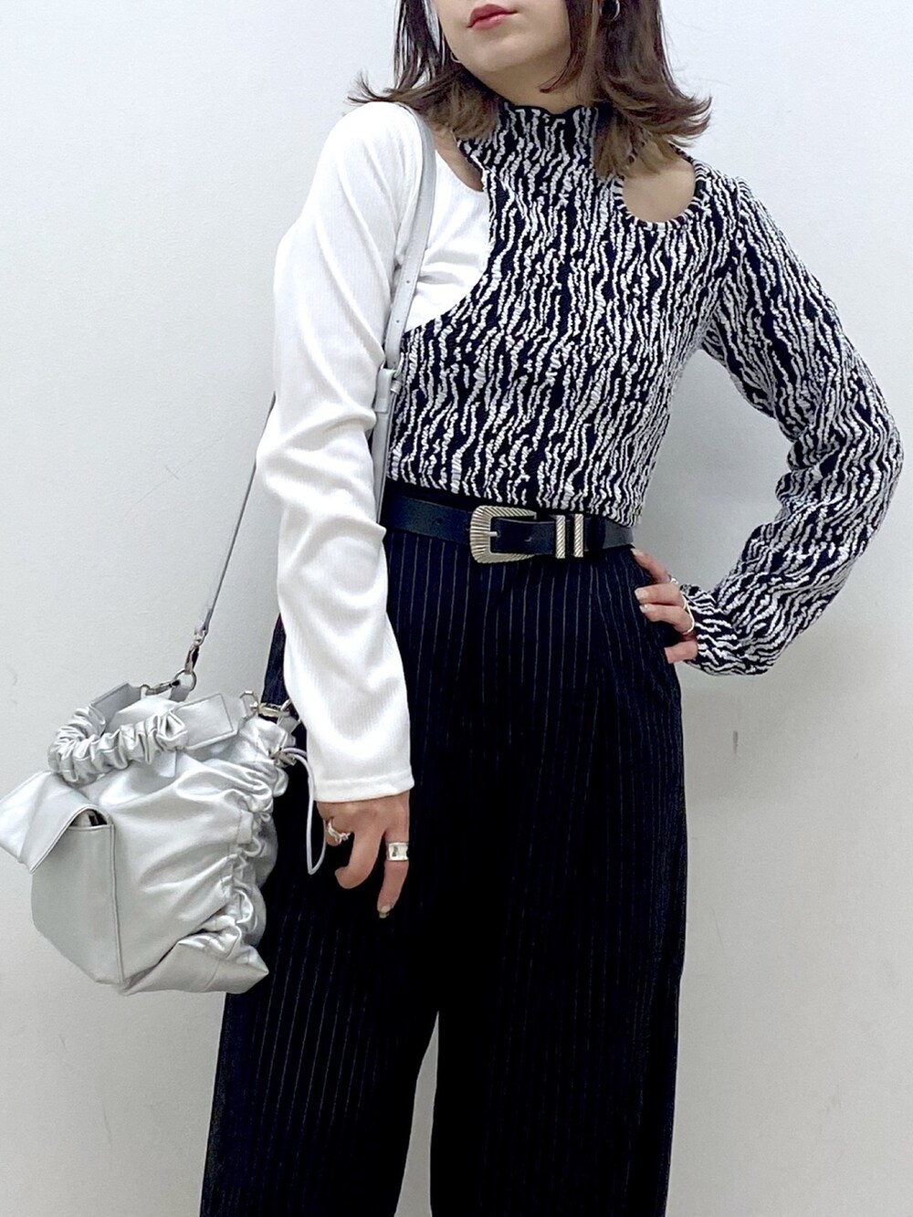 ホワイト系のTシャツ/カットソー、シルバー系のショルダーバッグ、その他のその他パンツを着用したレディースの春コーディネートの2枚目の写真