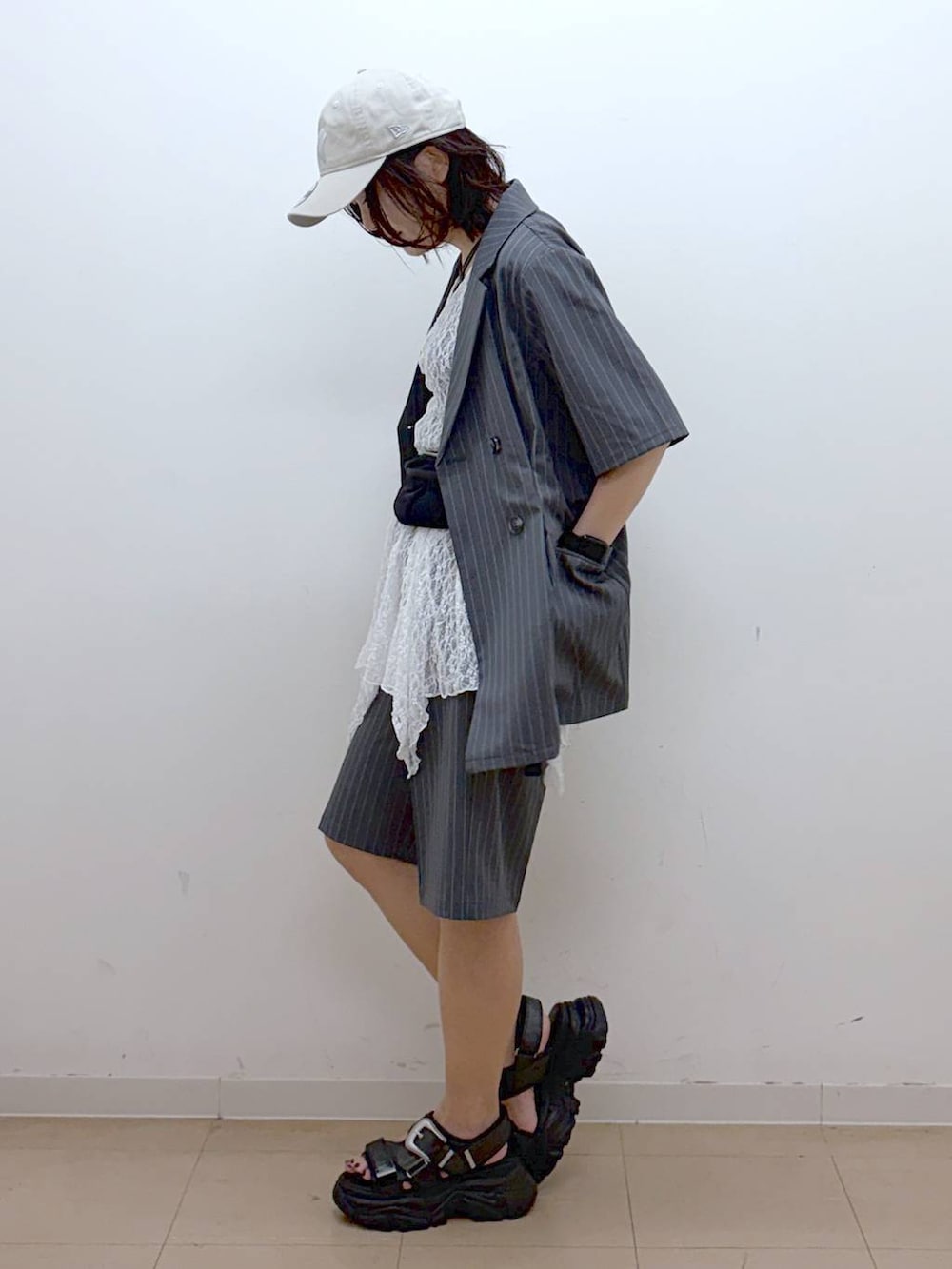 ブラック系のサンダル、グレー系のタンクトップ、ホワイト系のTシャツ/カットソーを着用したレディースの夏コーディネートの6枚目の写真