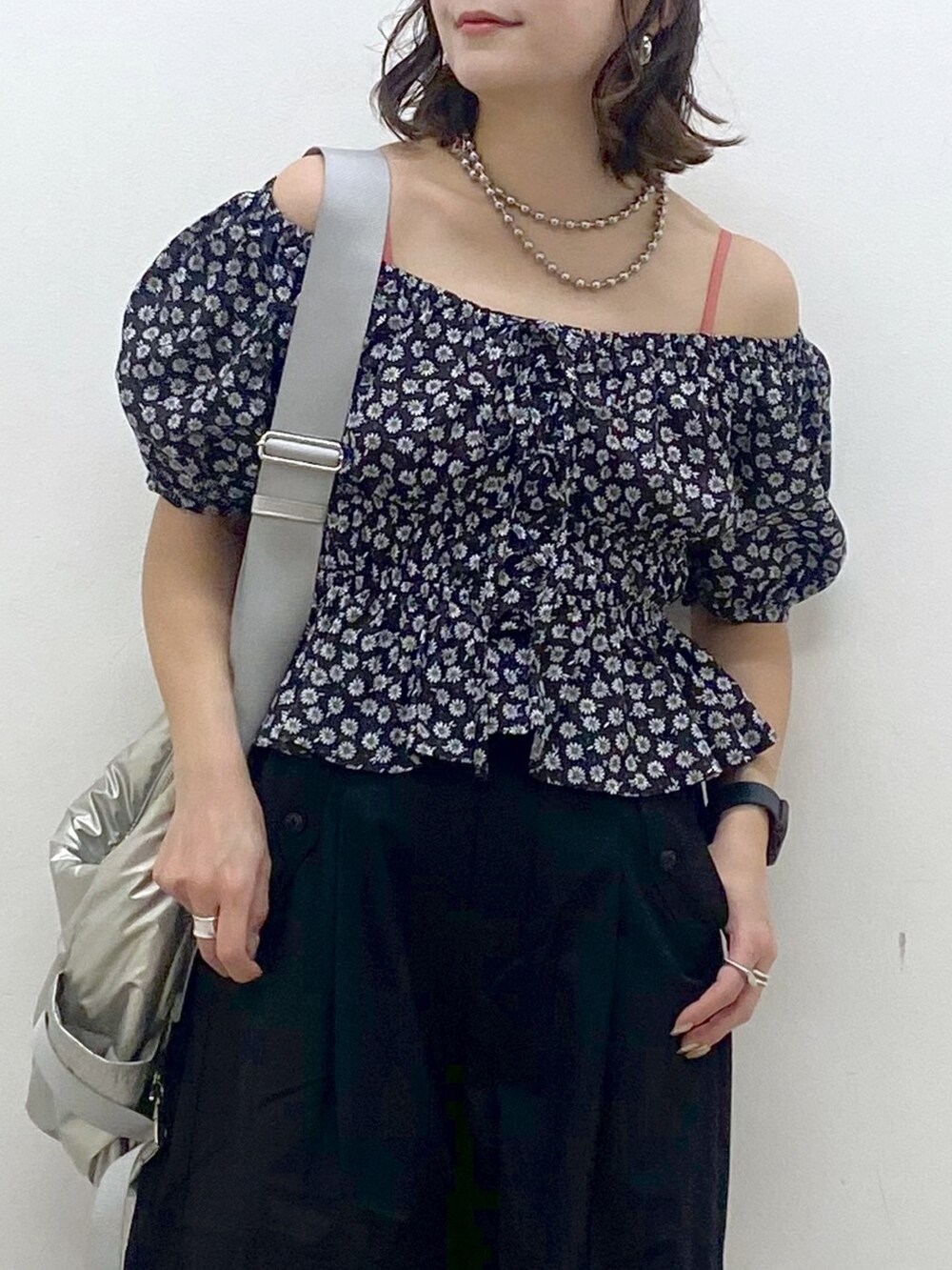 ブラック系のその他パンツ、シルバー系のショルダーバッグ、シルバー系のパンプスを着用したレディースの夏コーディネートの2枚目の写真