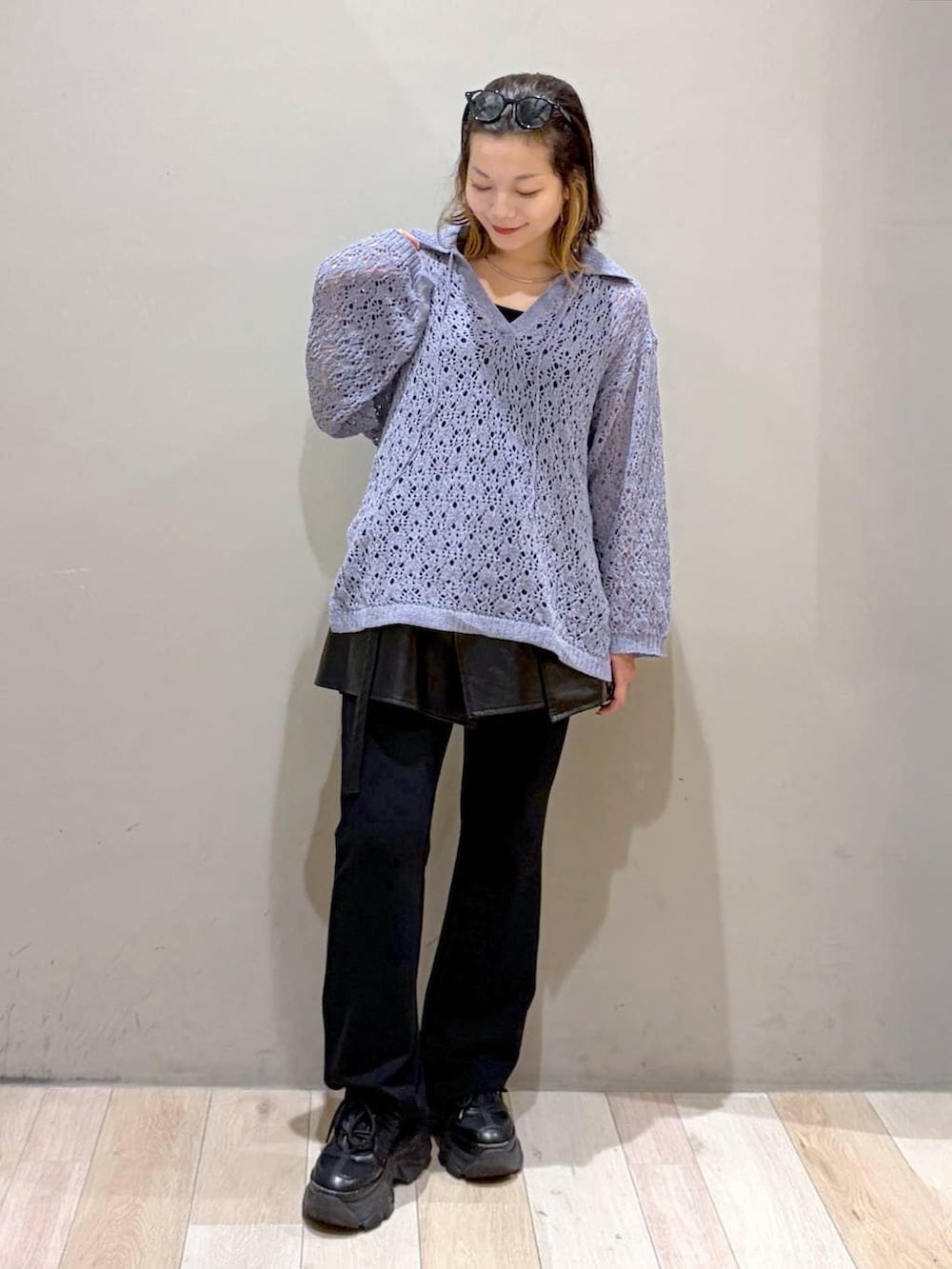 ブラック系のスニーカー、ブラック系のその他パンツ、パープル系のニット/セーターを着用したレディースの秋コーディネートの5枚目の写真