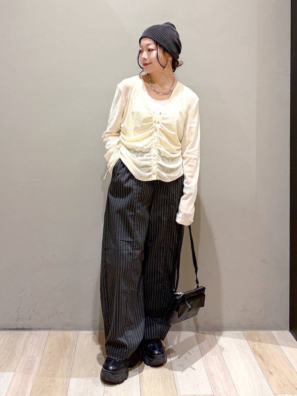 ブラック系のスニーカー、ブラック系のその他パンツ、ホワイト系のタンクトップを着用したレディースの夏コーディネートの9枚目の写真