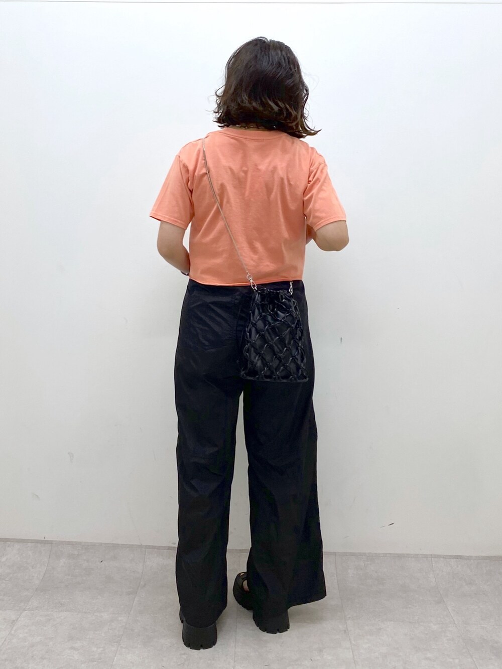 ピンク系のTシャツ/カットソー、グレー系のその他パンツ、ブラック系のサンダルを着用したレディースの春コーディネートの5枚目の写真