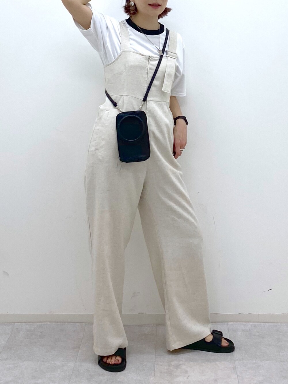ホワイト系のサロペット/オーバーオール、ブラック系のサンダル、ホワイト系のTシャツ/カットソーを着用したレディースの夏コーディネートの5枚目の写真