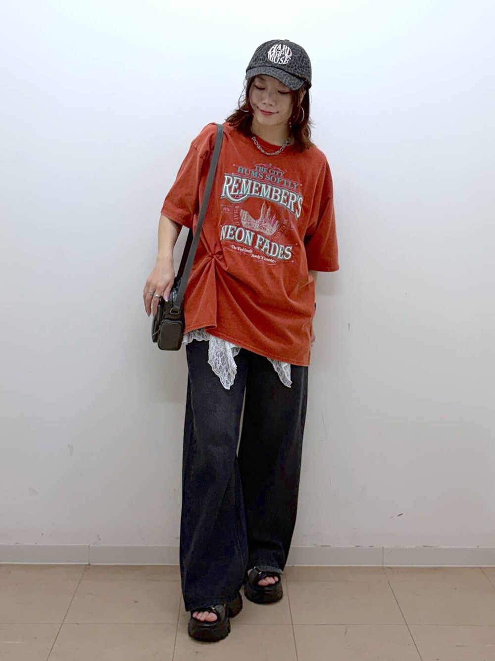 ブラック系のデニムパンツ、グレー系のショルダーバッグ、グレー系のサンダルを着用したレディースの春コーディネートの8枚目の写真