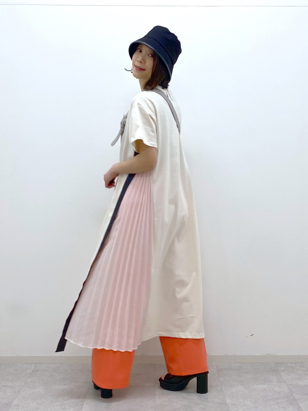 ホワイト系のワンピース、ブラック系のサンダル、ピンク系のその他パンツを着用したレディースの春コーディネートの3枚目の写真