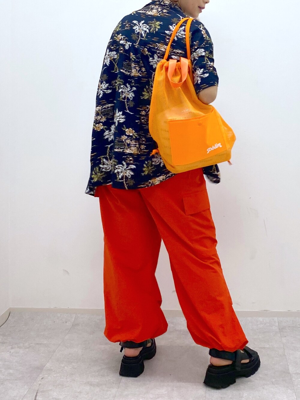 オレンジ系のその他パンツ、ブラック系のサンダル、ブラック系のシャツ/ブラウスを着用したレディースの夏コーディネートの4枚目の写真