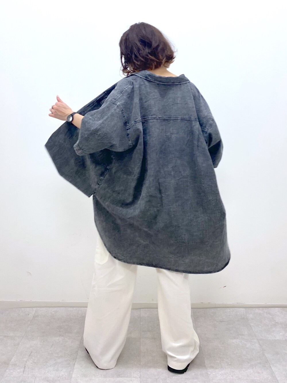 ホワイト系のカーゴパンツ、ブルー系のタンクトップ、ブラック系のサンダルを着用したレディースの夏コーディネートの3枚目の写真