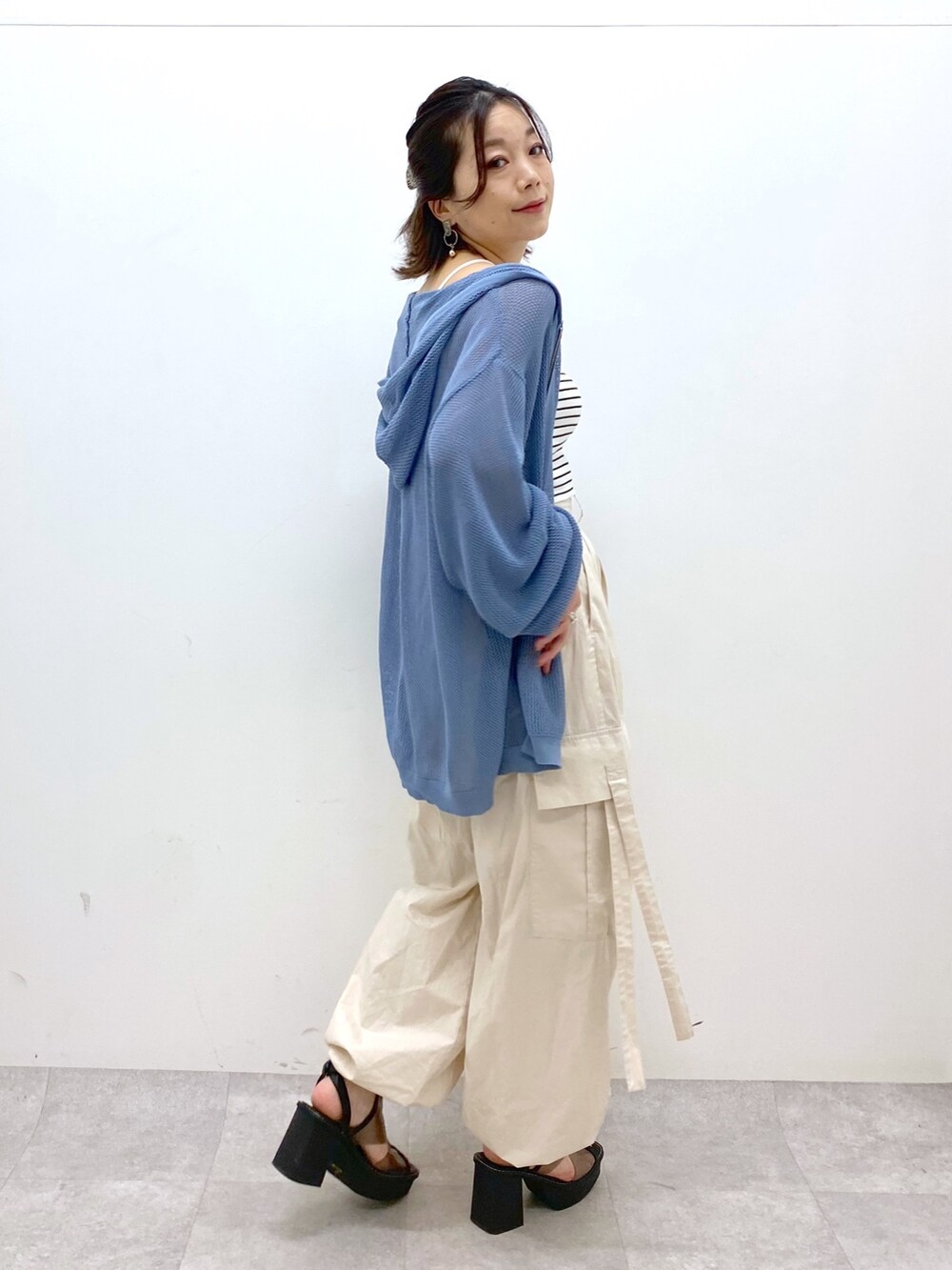 ホワイト系のカーゴパンツ、その他のサンダル、ブラック系のキャミソールを着用したレディースの夏コーディネートの2枚目の写真