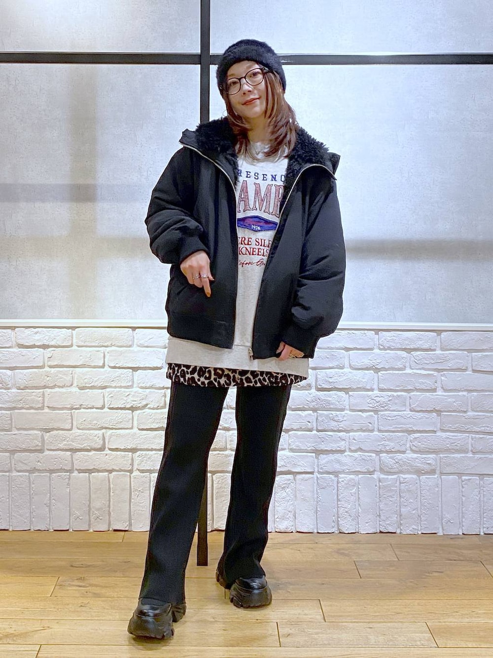 ブラック系のブーツ、ブラック系のブルゾン、ブラウン系のスカートを着用したレディースの冬コーディネートの9枚目の写真