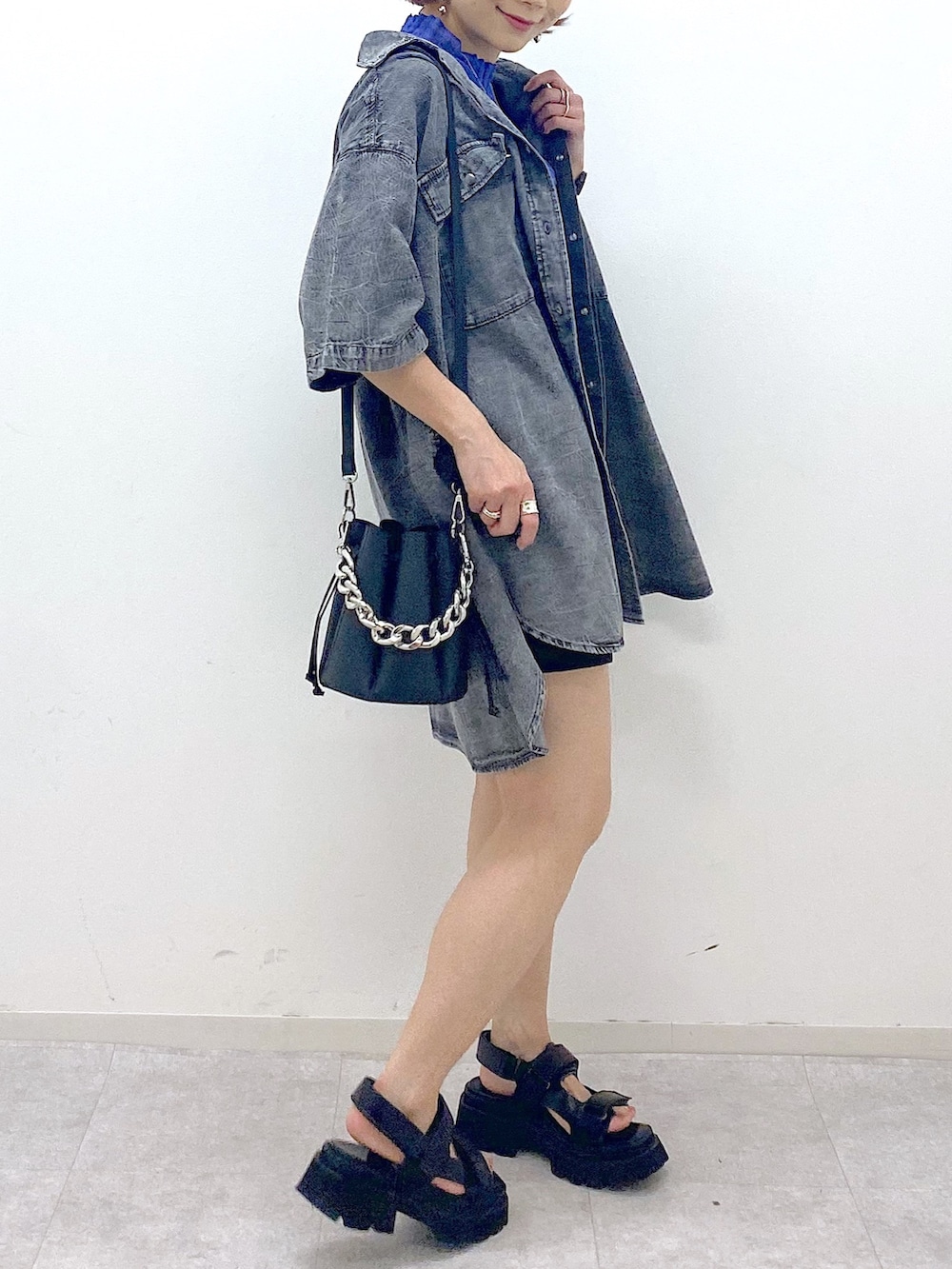 ブラック系のシャツ/ブラウス、ブラック系のその他パンツ、ブルー系のニット/セーターを着用したレディースの夏コーディネートの5枚目の写真