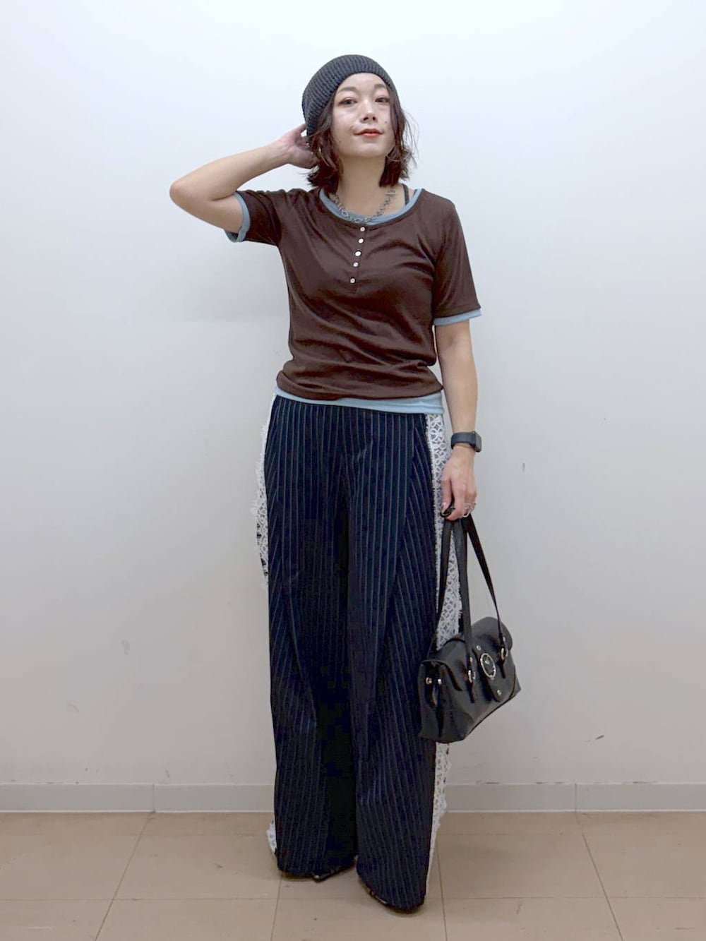 その他のサンダル、ブルー系のスラックス、ブラウン系のTシャツ/カットソーを着用したレディースの夏コーディネートの4枚目の写真