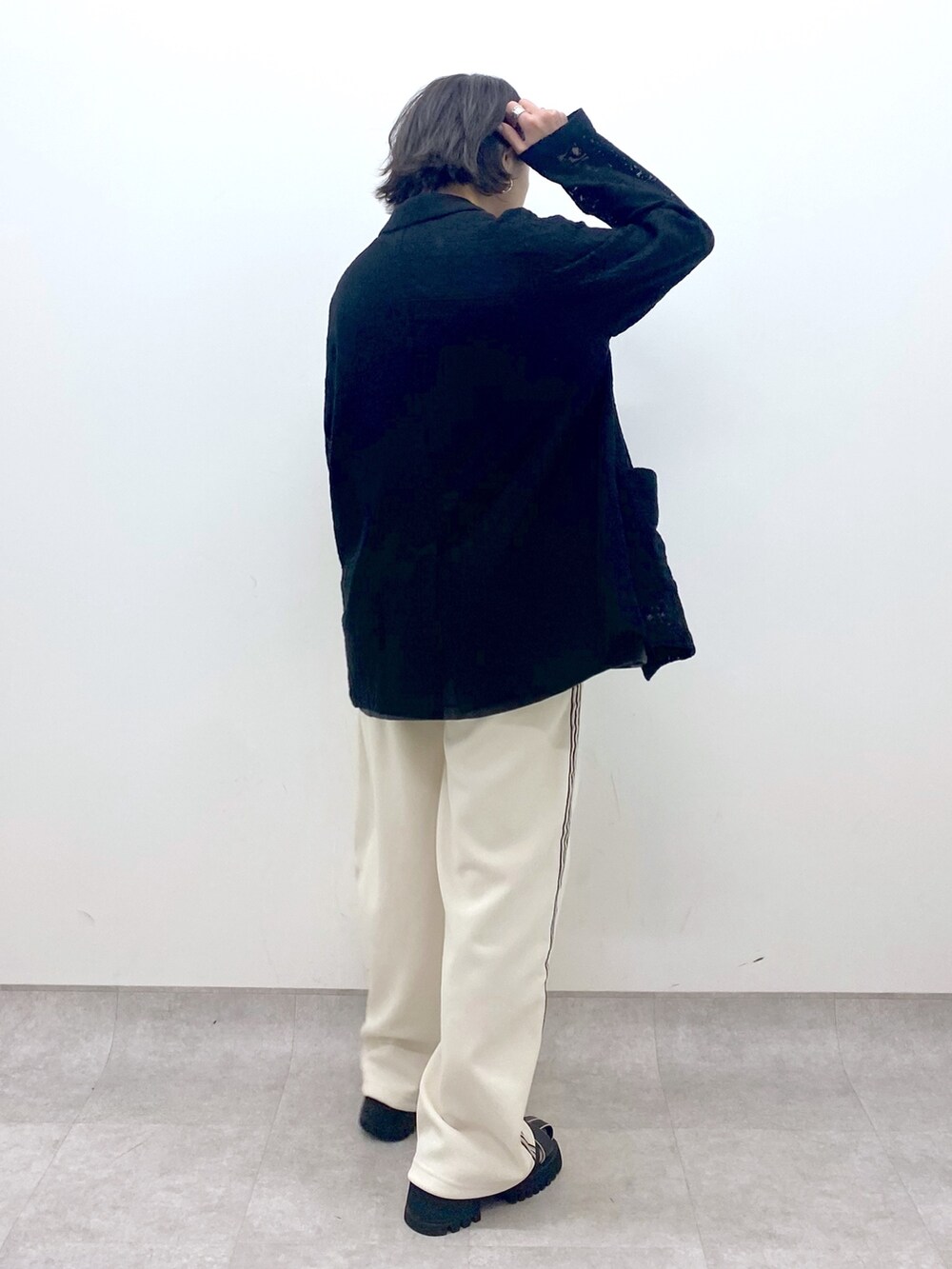 グレー系のTシャツ/カットソー、ブラック系のサンダル、ホワイト系のその他パンツを着用したレディースの春コーディネートの3枚目の写真