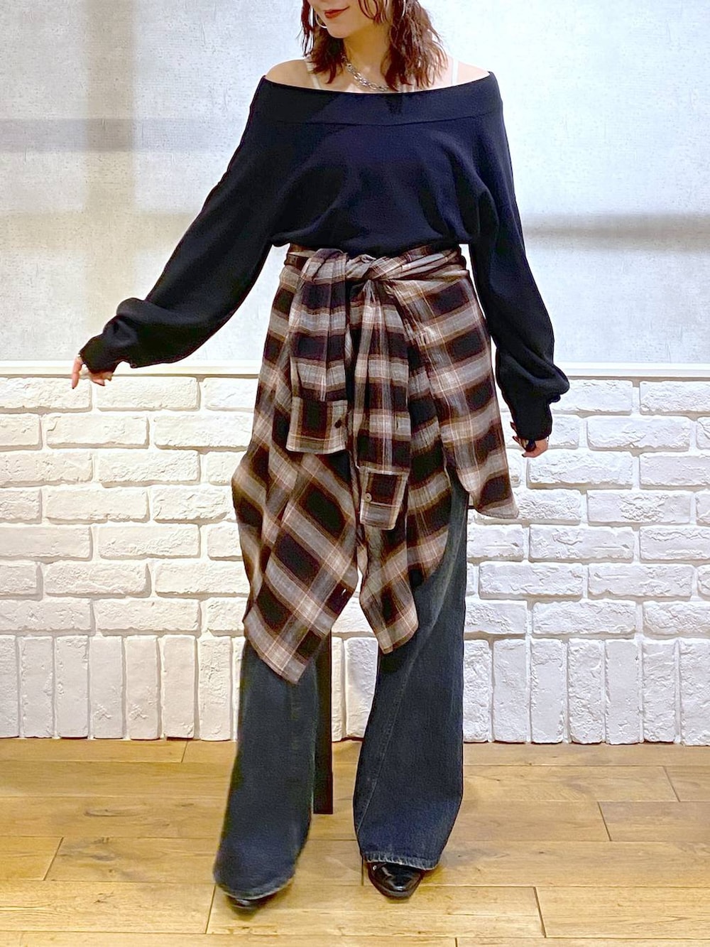 ブルー系のデニムパンツ、ブラック系のパンプス、ブラウン系のシャツ/ブラウスを着用したレディースの秋コーディネートの3枚目の写真