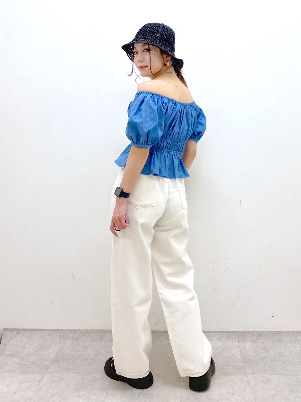 ブルー系のシャツ/ブラウス、ホワイト系のデニムパンツ、ブラック系のサンダルを着用したレディースの春コーディネートの5枚目の写真