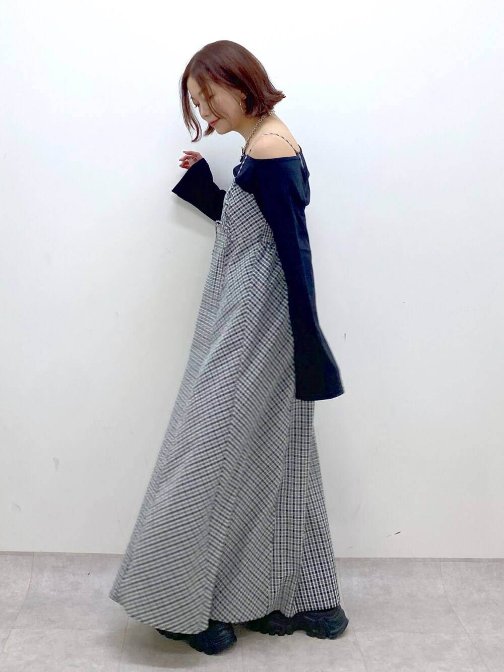 「秋服準備はじめました、お出かけコーデ、厚底シューズ、キレイめカジュアル、キャミワンピ、デートコーデ、休日スタイル、スニーカー、低身長、オトナカジュアル、秋コーデ、チェック、チェックワンピース、オフショル、モノトーン」｜「PAGEBOYのアソートチェックキャミワンピース（ワンピース、ホワイト系）」を使った、Chisaさん（レディース・154cm）の秋コーディネートの5枚目の写真