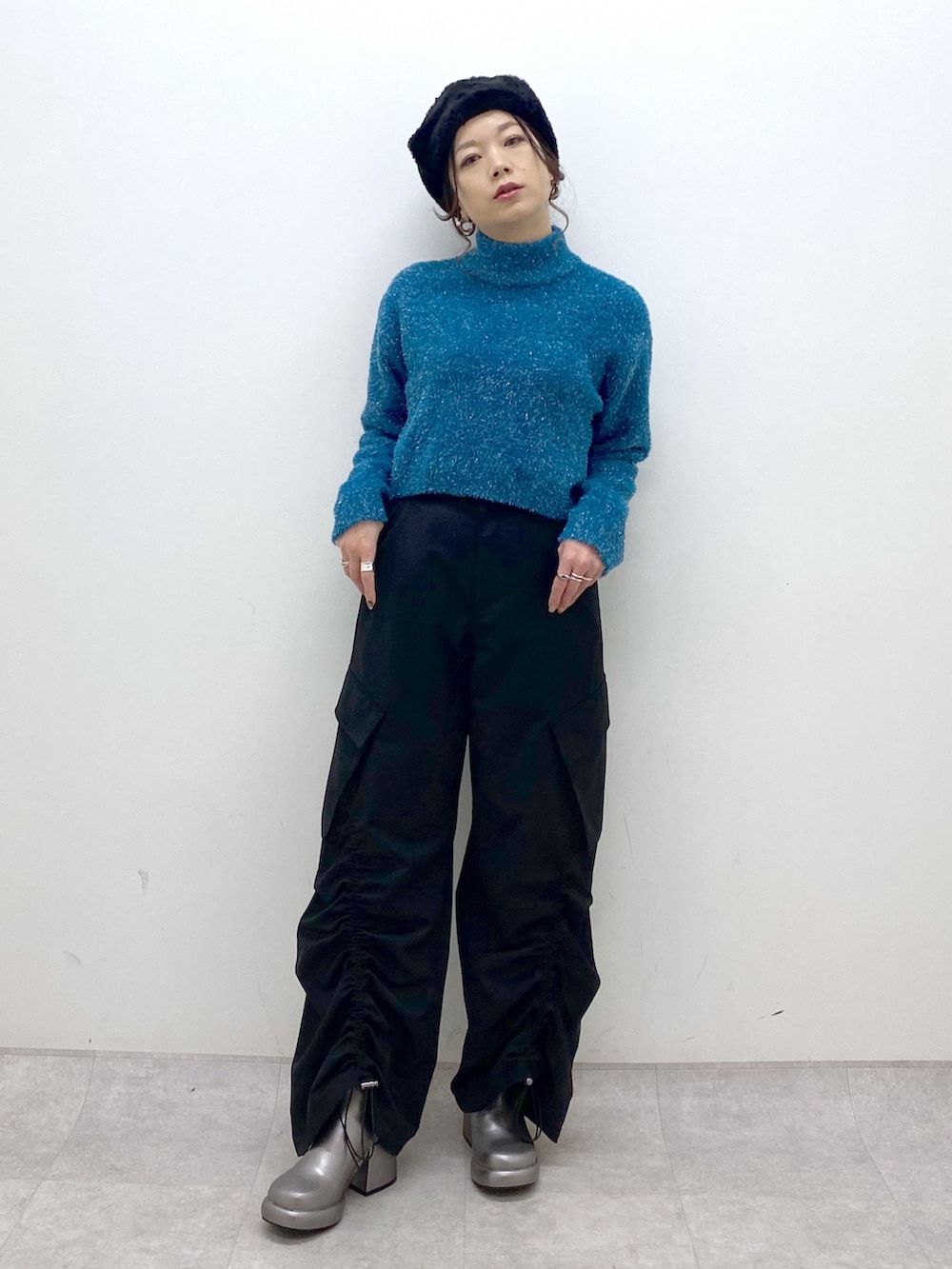 ブルー系のニット/セーター、ブラック系のその他パンツ、その他のブーツを着用したレディースの冬コーディネートの8枚目の写真