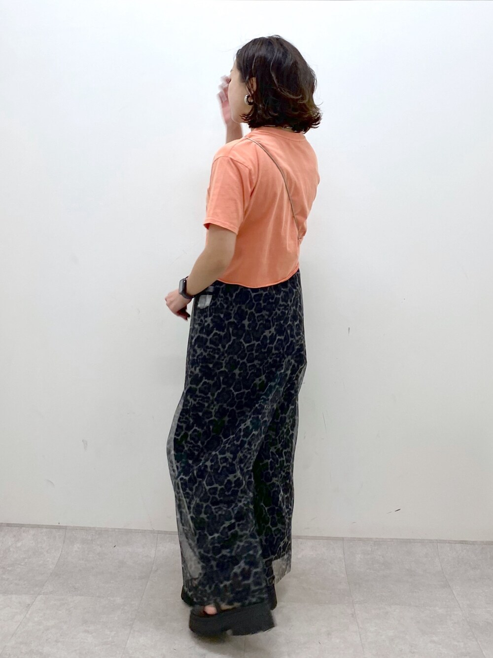 ピンク系のTシャツ/カットソー、グレー系のその他パンツ、ブラック系のサンダルを着用したレディースの春コーディネートの8枚目の写真