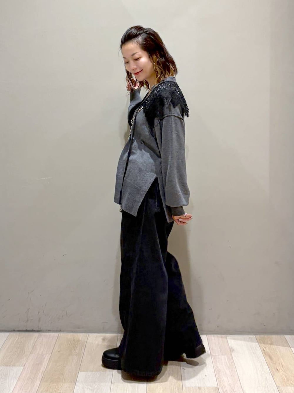 ブラック系のブーツ、グレー系のカーディガン/ボレロ、ブラック系のデニムパンツを着用したレディースの秋コーディネートの7枚目の写真