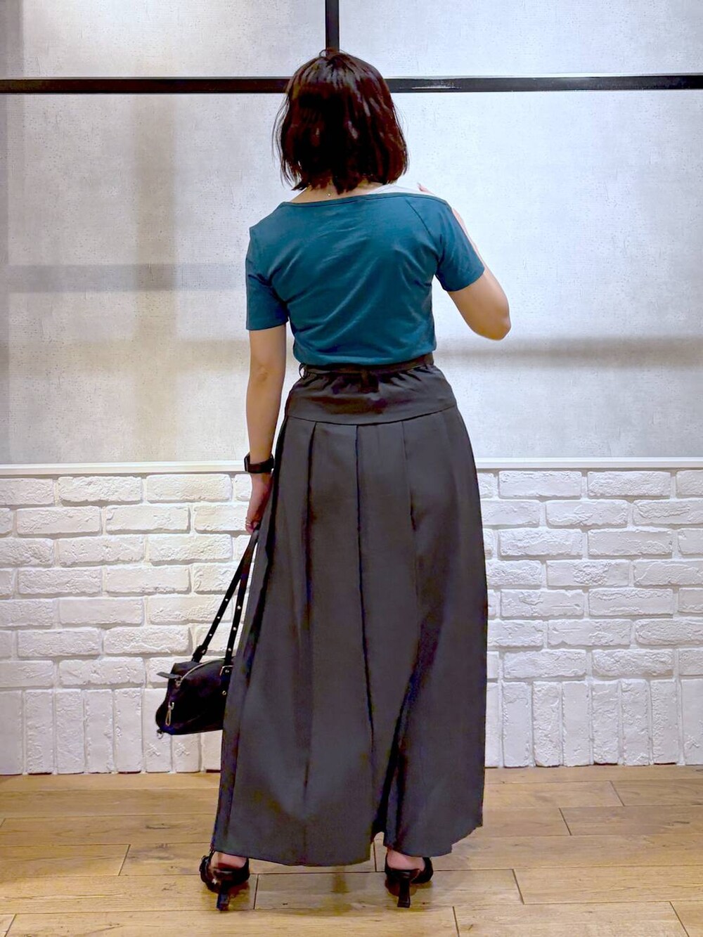 ブラック系のサンダル、ブラック系のボストンバッグ、ブルー系のTシャツ/カットソーを着用したレディースの夏コーディネートの6枚目の写真