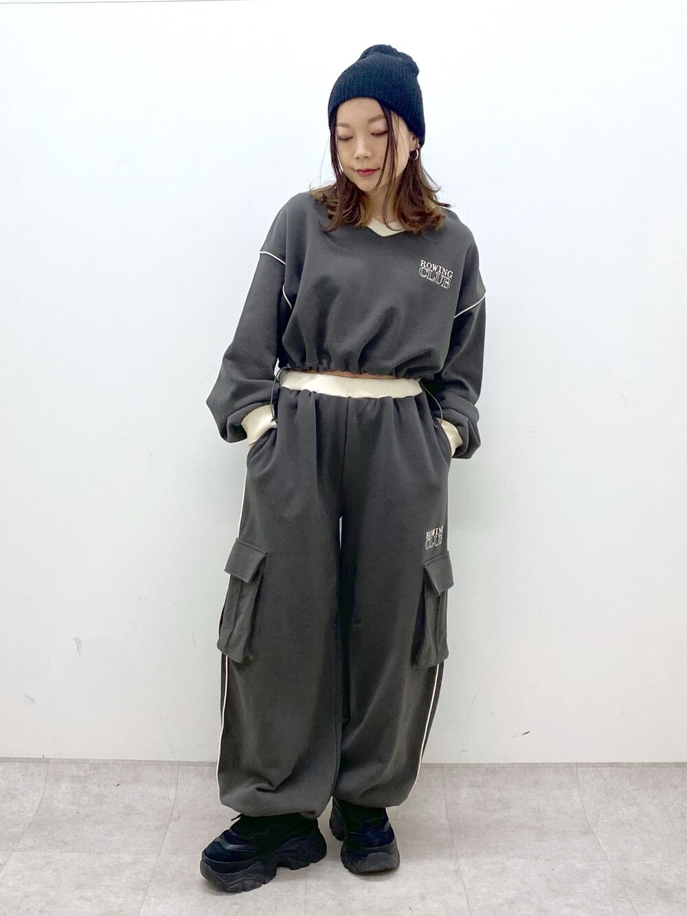 グレー系のスウェット、グレー系のスウェットパンツ、ブラック系のスニーカーを着用したレディースの冬コーディネートの9枚目の写真