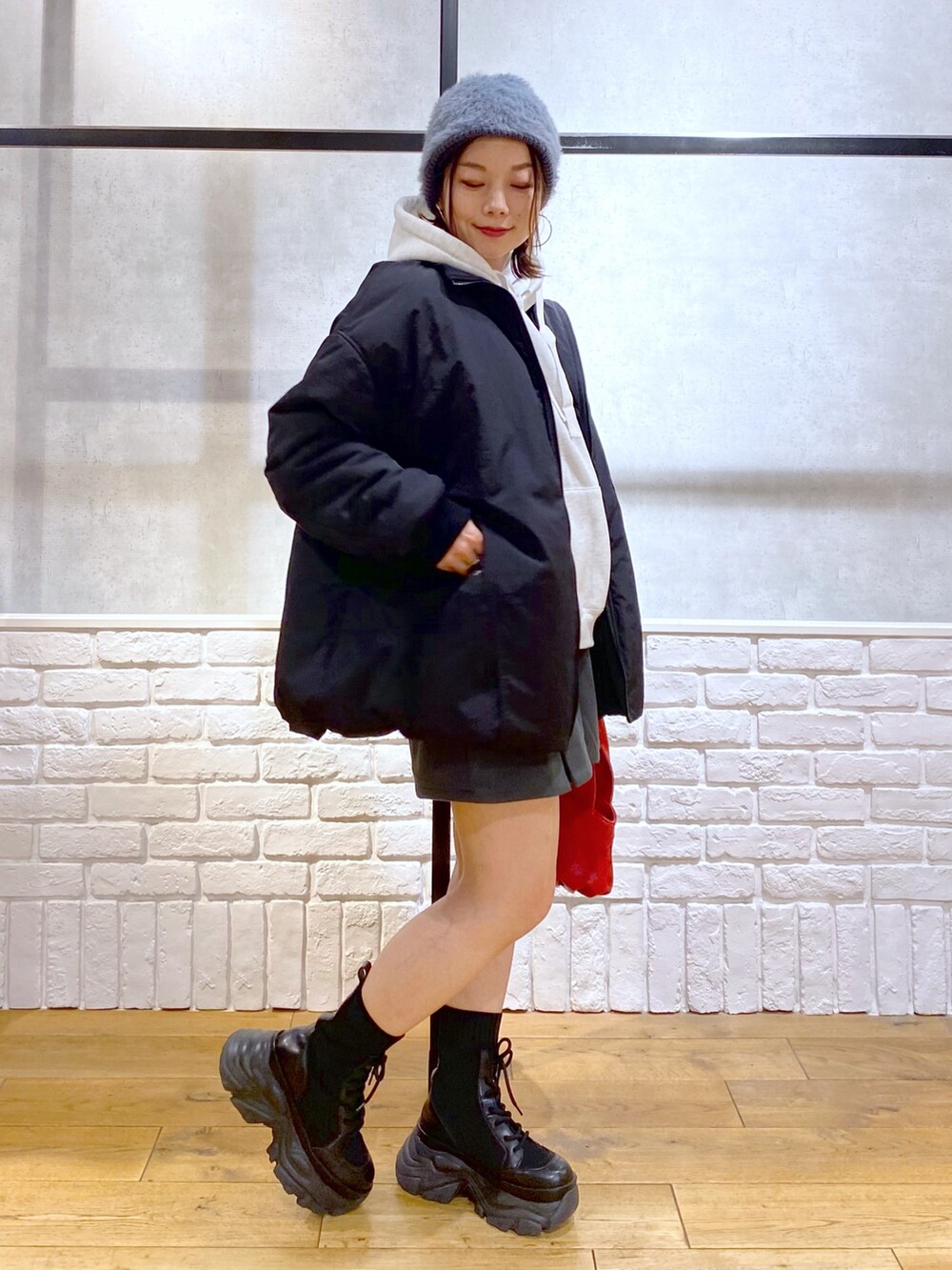 ブラック系のMA-1、グレー系のその他パンツ、ブラック系のブーツを着用したレディースの秋コーディネートの5枚目の写真