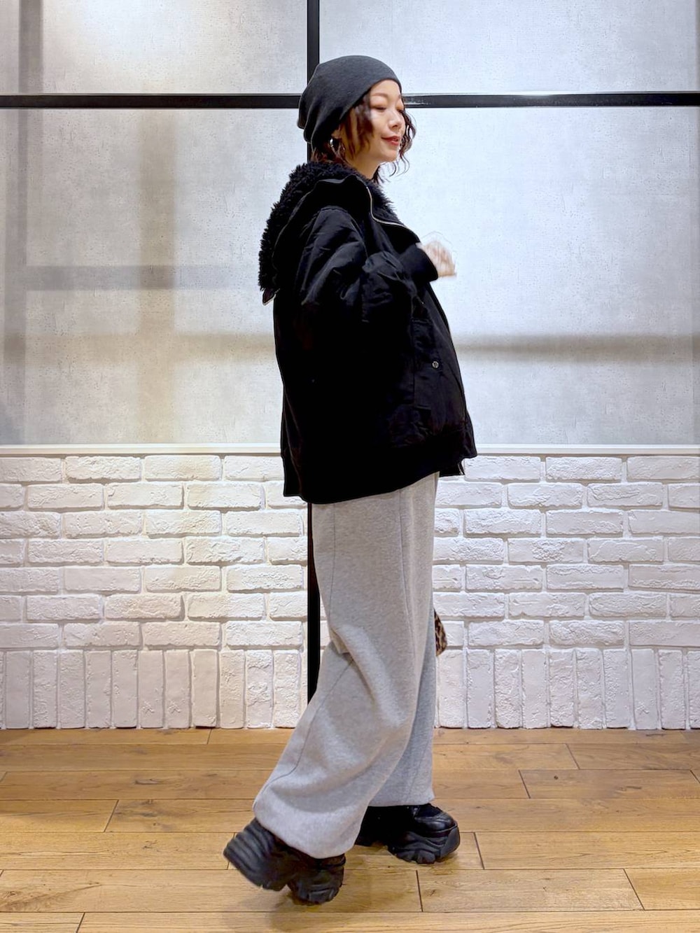 ブラック系のブーツ、グレー系のスウェットパンツ、ブラック系のブルゾンを着用したレディースの冬コーディネートの5枚目の写真