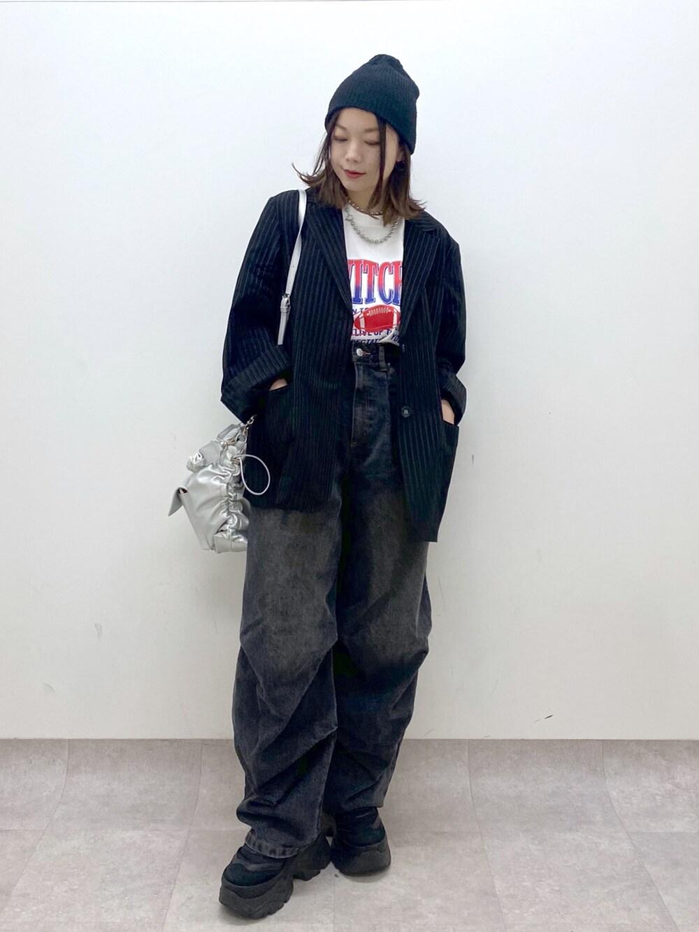 ホワイト系のTシャツ/カットソー、その他のテーラードジャケット、シルバー系のショルダーバッグを着用したレディースの冬コーディネートの9枚目の写真