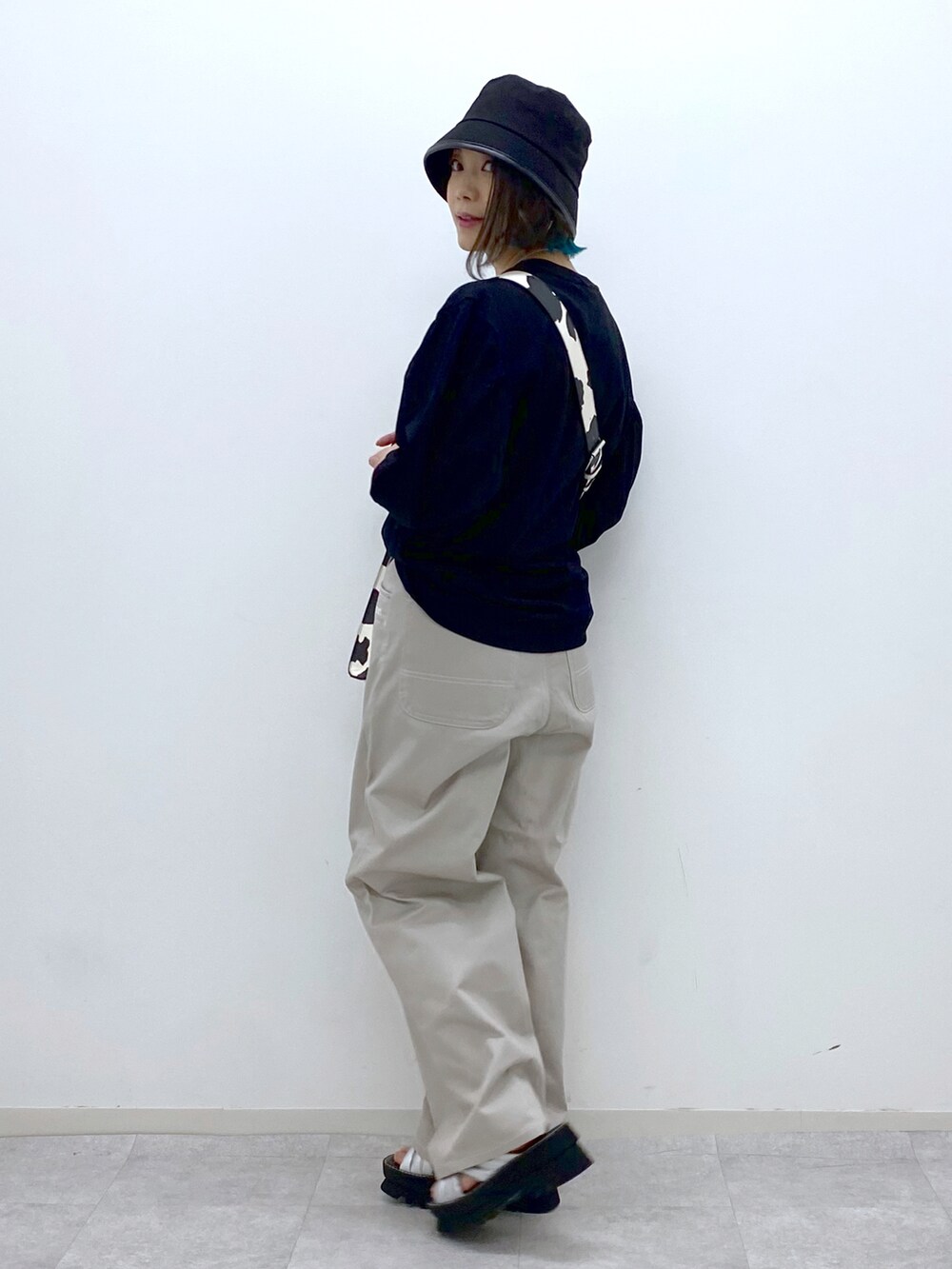 ブラック系のTシャツ/カットソー、ホワイト系のショルダーバッグ、グレー系のその他パンツを着用したレディースの春コーディネートの2枚目の写真