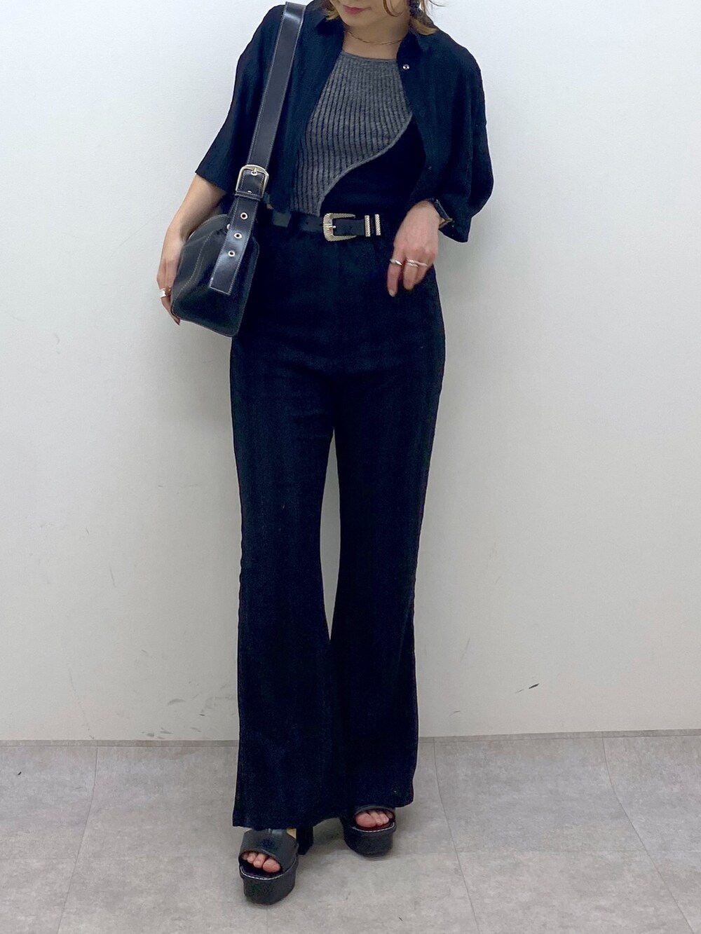 ブラック系のその他パンツ、ブラック系のタンクトップ、ブラック系のショルダーバッグを着用したレディースの夏コーディネートの8枚目の写真