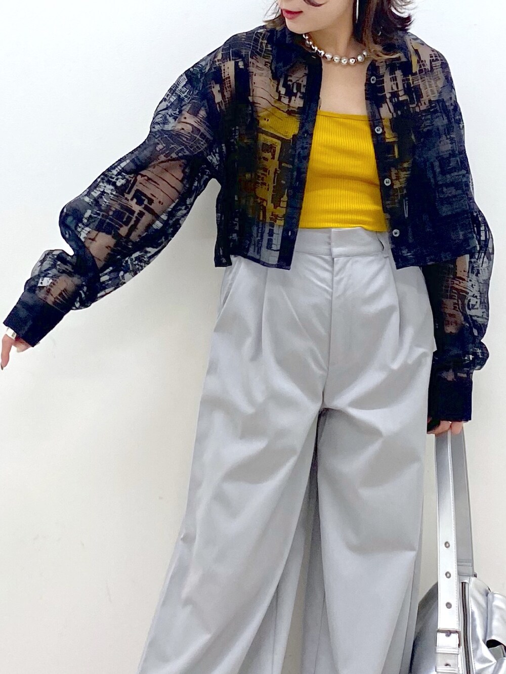 グレー系のその他パンツ、シルバー系のショルダーバッグ、ブラック系のサンダルを着用したレディースの夏コーディネートの2枚目の写真