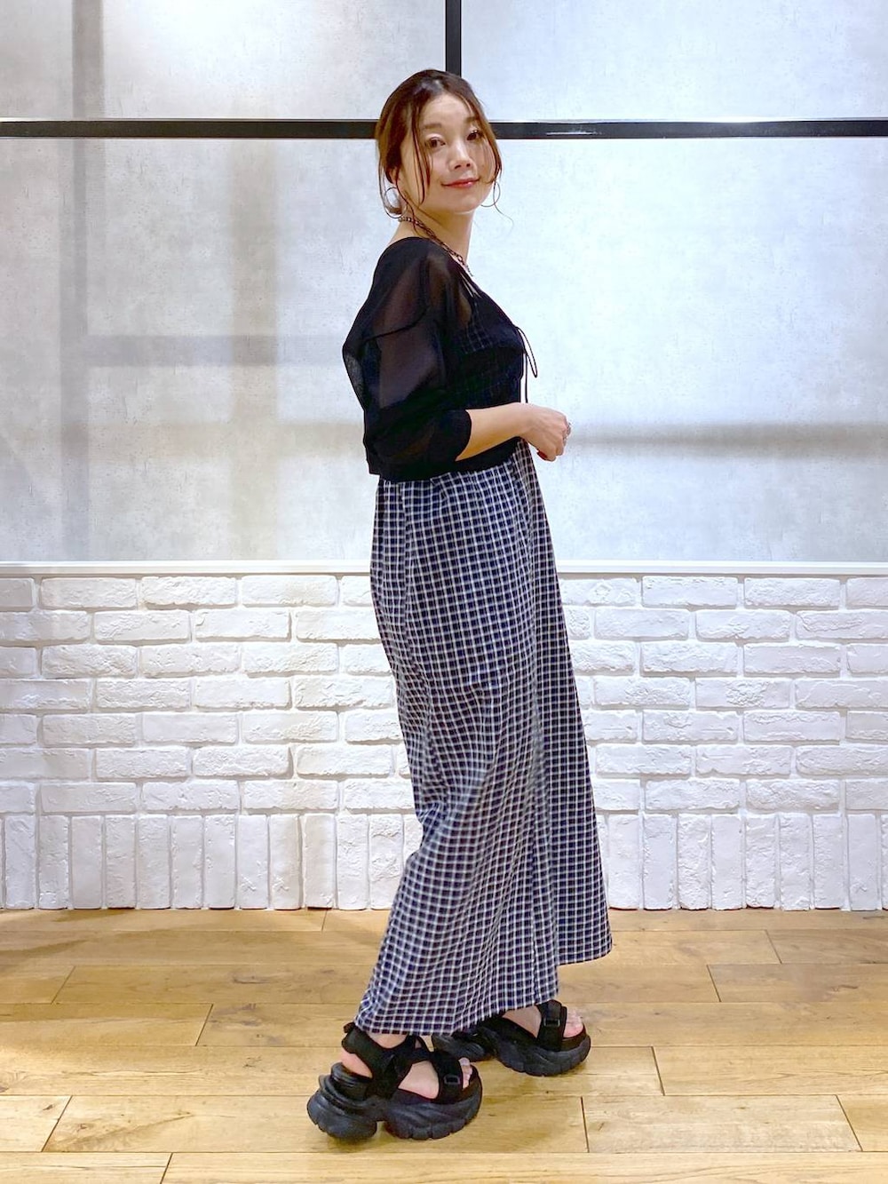 「低身長、きれいめ、若見え、夏コーデ、モード、ショルダーバッグ、PAGEBOY、サンダル、骨格ウェーブ_PAGEBOY、大人カジュアル、厚底シューズ、ワンピース、チェック、キャミワンピース、カーディガン」｜「PAGEBOYのダッドコンビスポサン（サンダル、ブラック系）」を使った、Chisaさん（レディース・154cm）の夏コーディネートの5枚目の写真