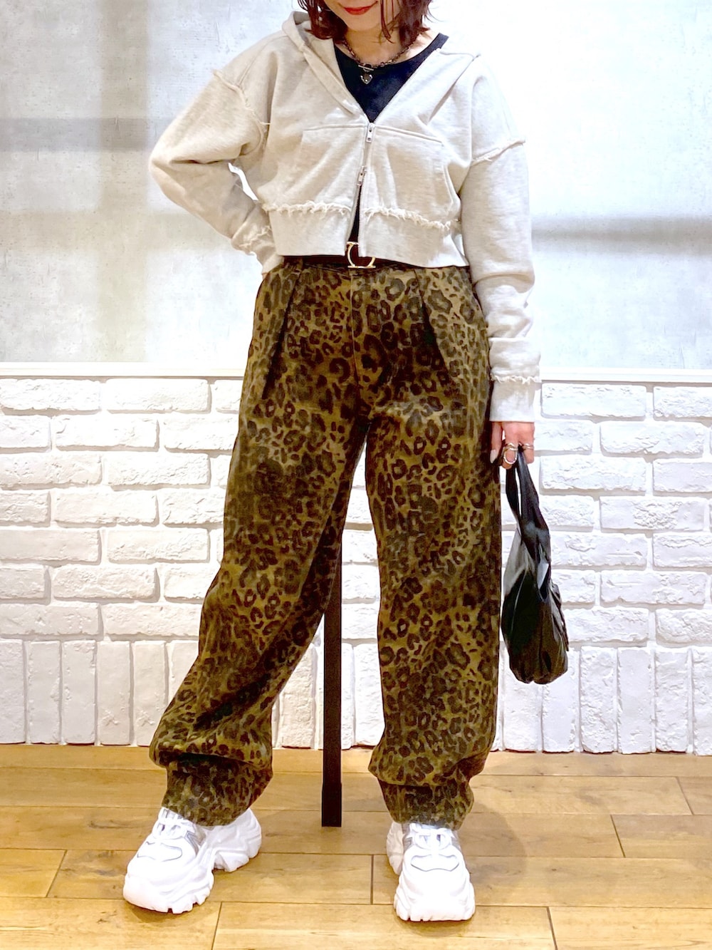 ベージュ系のパーカー、ブラック系のTシャツ/カットソー、その他のデニムパンツを着用したレディースの冬コーディネートの3枚目の写真